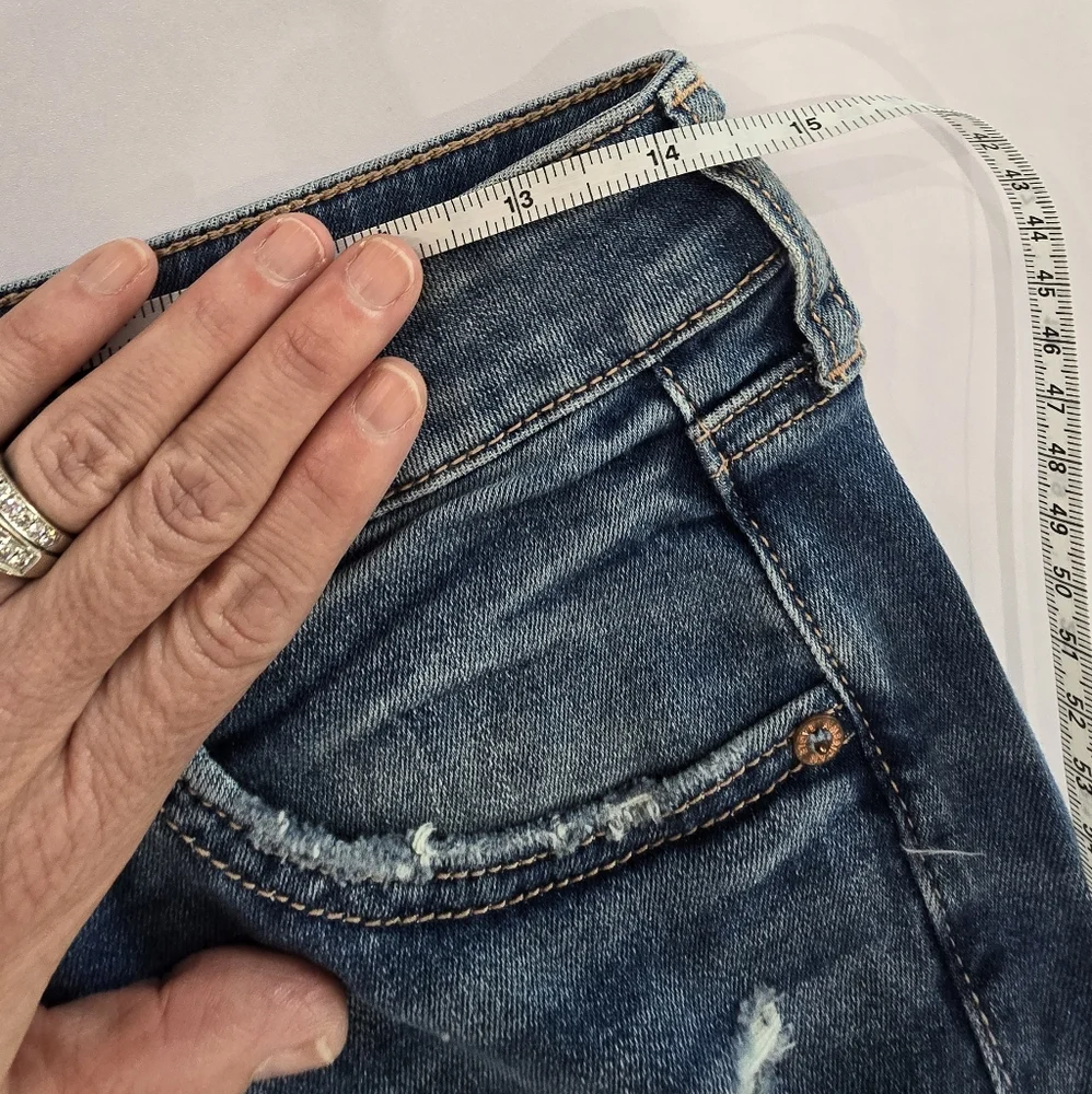 Size 4 AE midi shorts with eyelet lace pocket detail - Picture 2 of 5